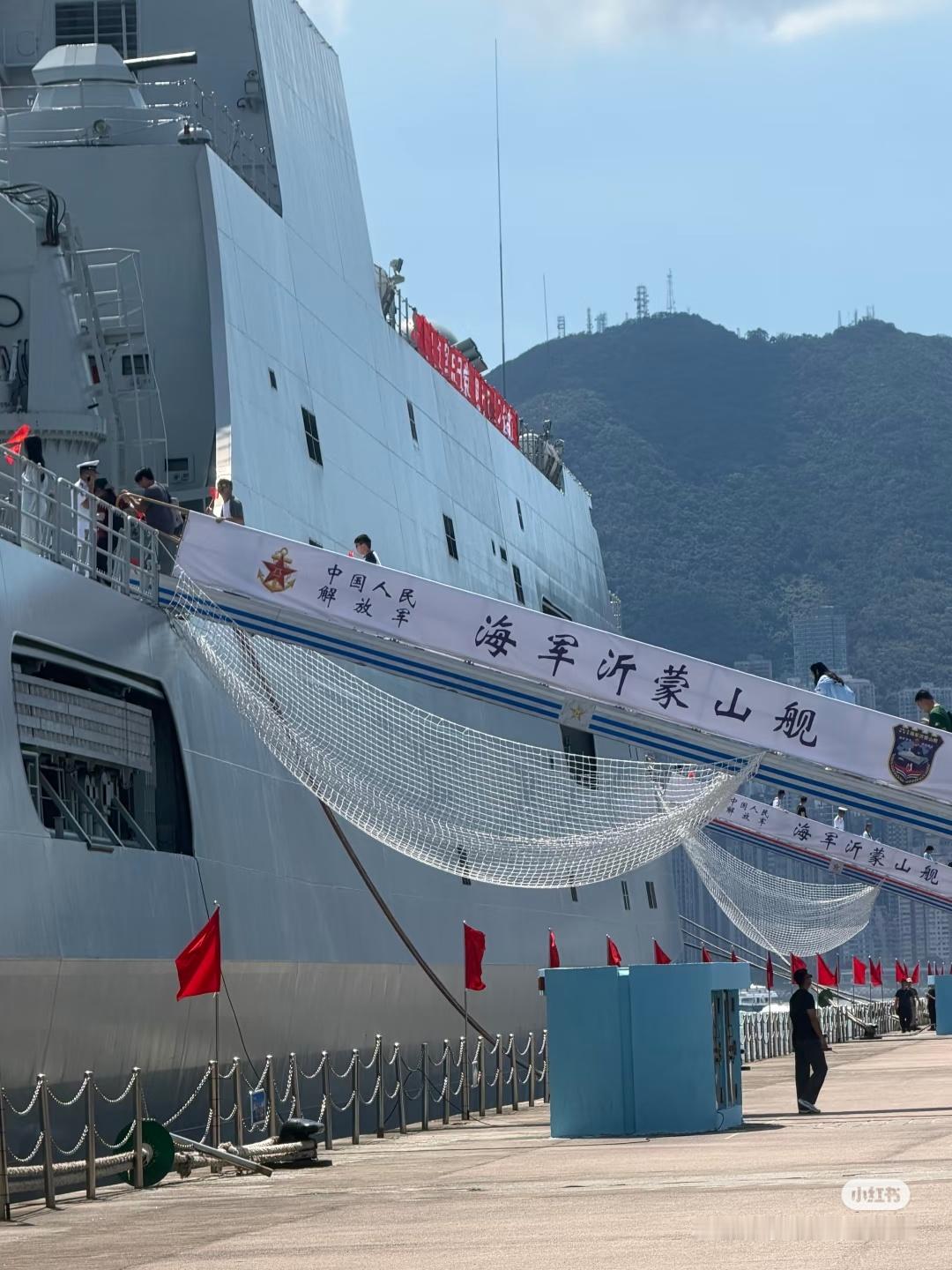 靠近拍，显得十分高大海军戚继光舰沂蒙山舰远海实习​​​