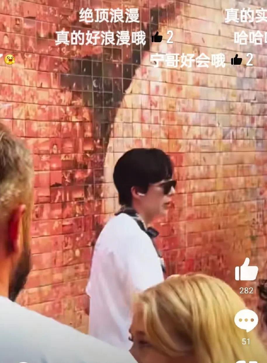 #刘宇宁在开直播我在看刘宇宁#凌晨一两点的西班牙街头，晚风都带着慵懒的浪漫