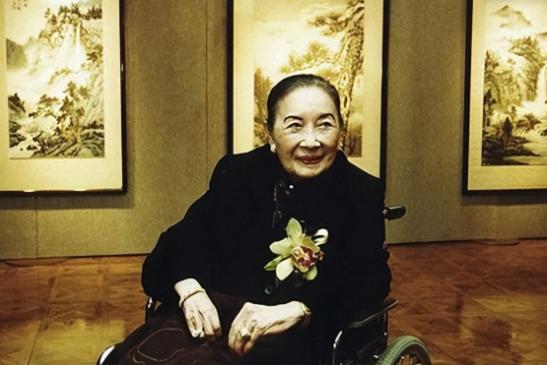 1997年已满100岁高龄的宋美龄接到消息，蒋介石次子蒋纬国已病逝于台湾，看完继