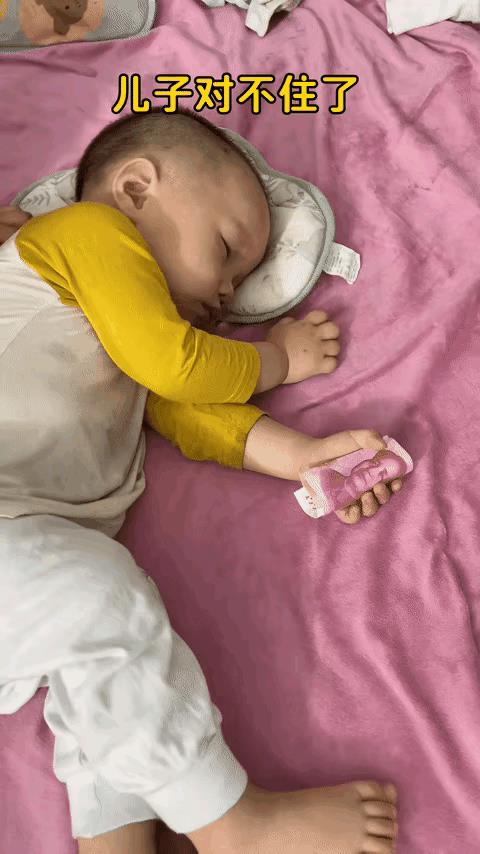 宝宝第一次从舅舅那里得到了一张百元大钞，他宝贝的不得了，就连睡觉的时候都紧紧的攥