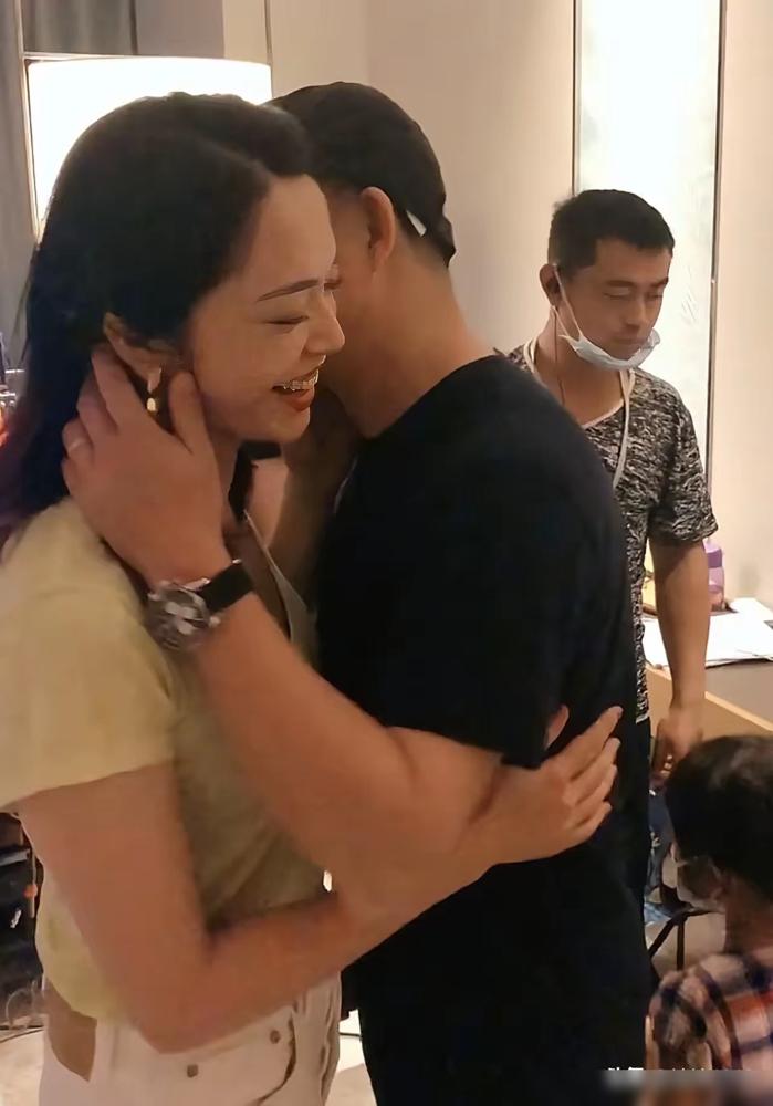 姚晨离婚的消息引发热议，但你绝对想不到，让她老公净身出户的，竟是他亲妈。两