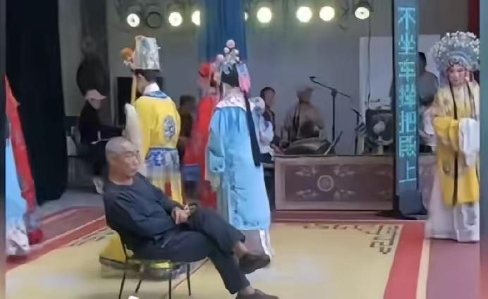 河南某镇，庙会。台上唱的是大型古装戏，龙袍水袖，锣鼓喧天。台下黑压压全是