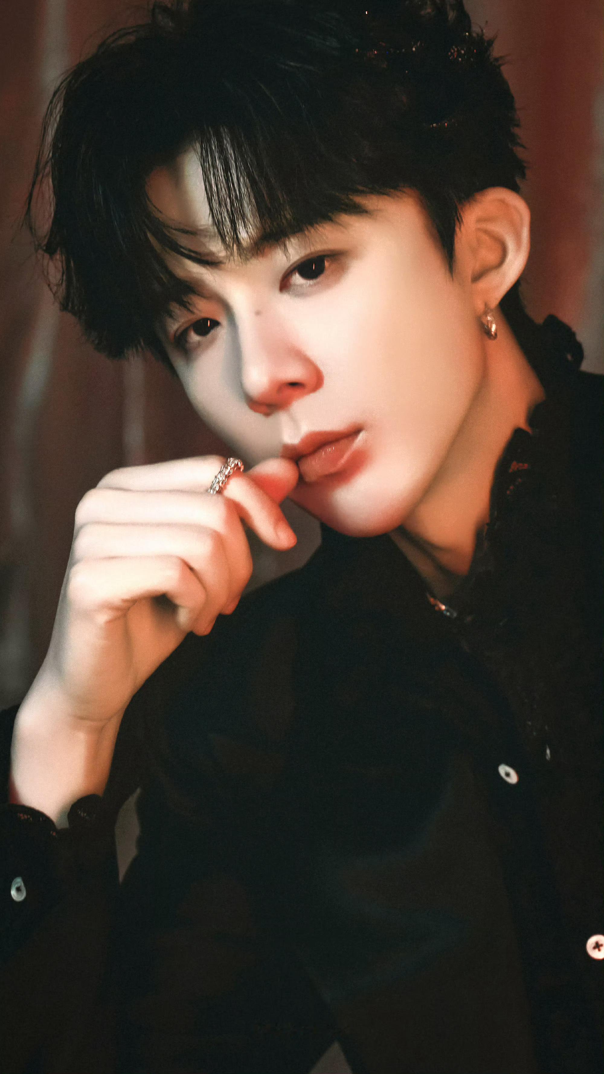 摩登兄弟刘宇宁直播玫瑰只是道具，他看过来的那一眼才是危险本身。🌹刘