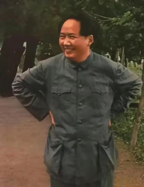 1945年秋天，重庆蒋介石的官邸里，死一般的寂静。这位委员长捏着一张刚洗出来的黑