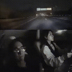 中国一对情侣的开车视频在油管上火了，已经有3800万播放量了，国外网友评论：“这