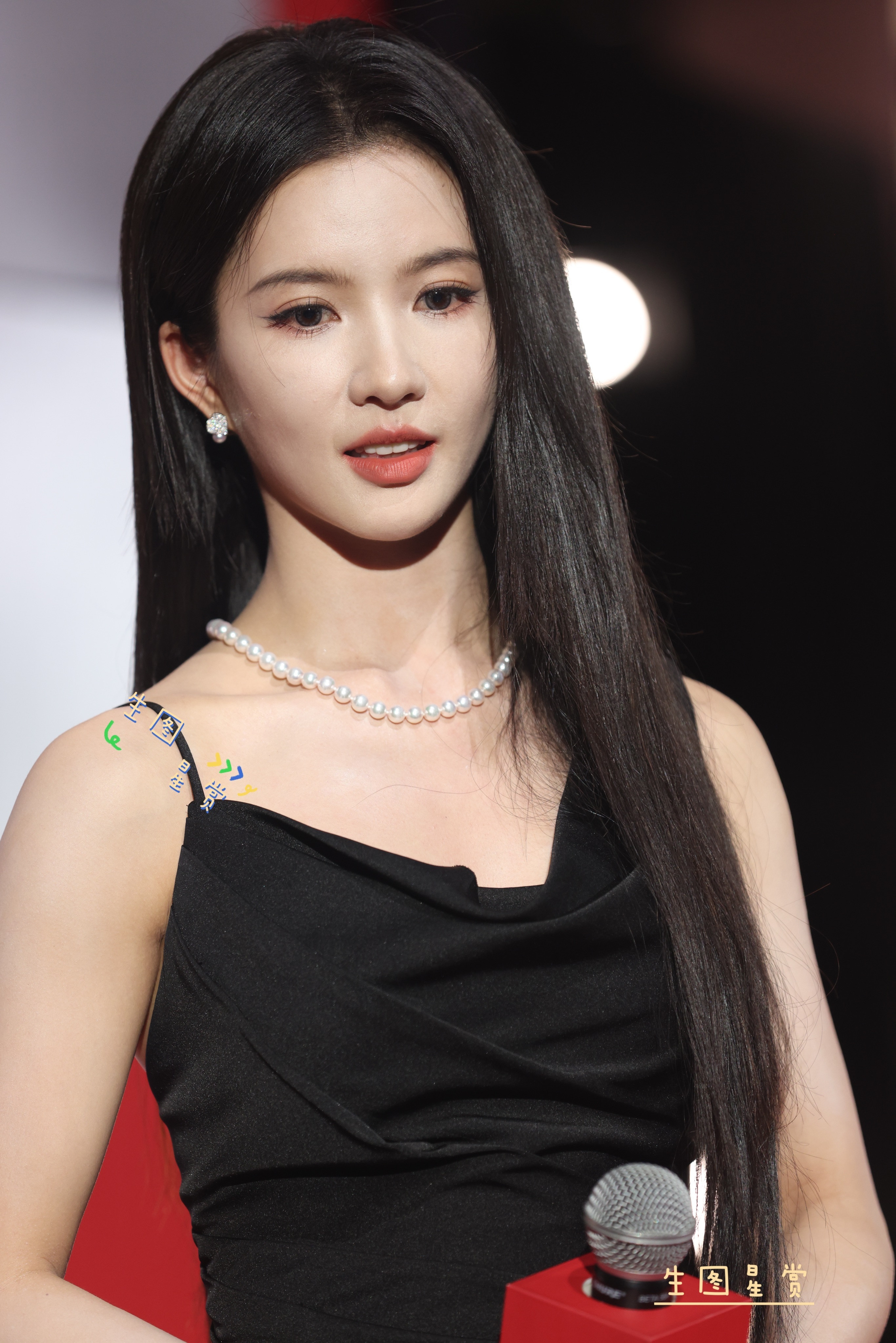 刘些宁阿玛尼活动美貌继续暴击黑长直刘姐美到晃眼，美得权威🙌[给你小心