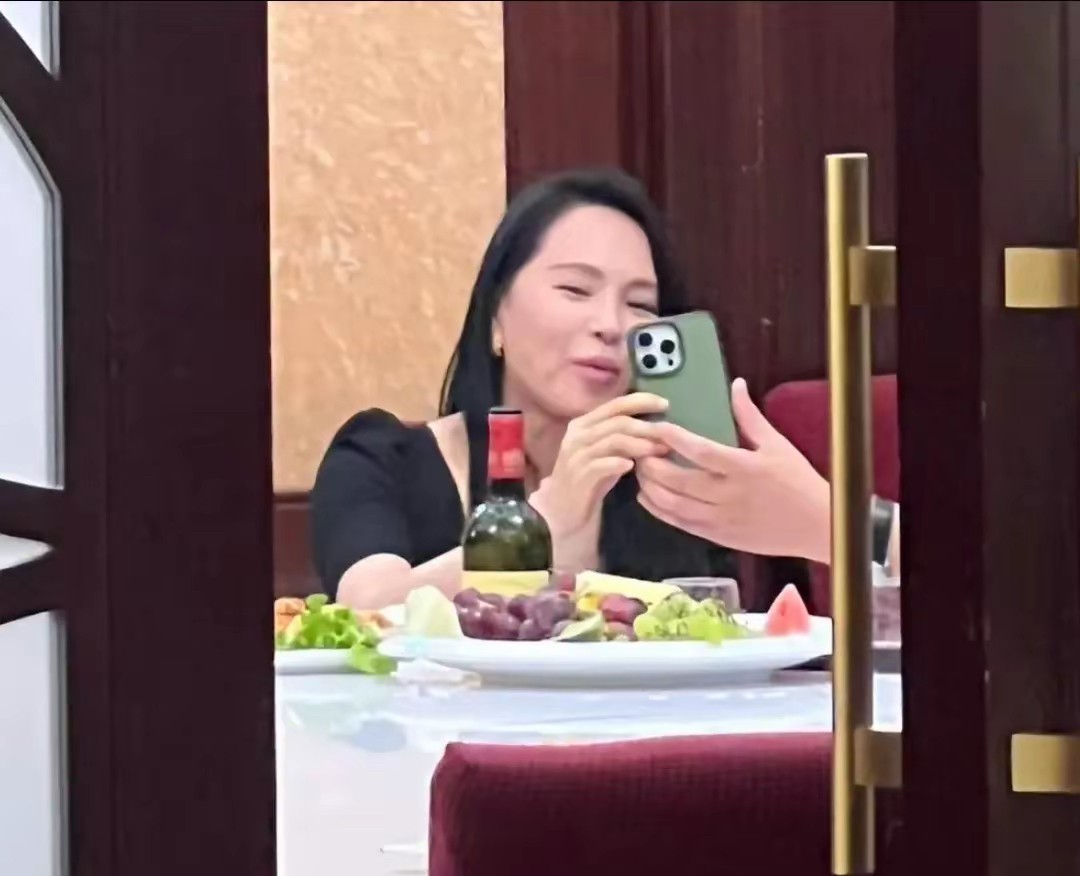 妈呀！谁能想到这是伊能静？前几天被吐槽屁股凹陷，直接换上了阔腿牛仔裤……