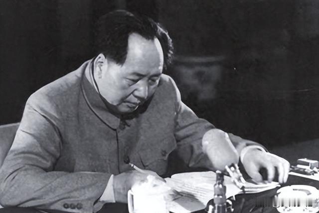 中南海看戏一句话点透人心！主席当场叫停演出：别再请她，这人太贪毛主席去中南