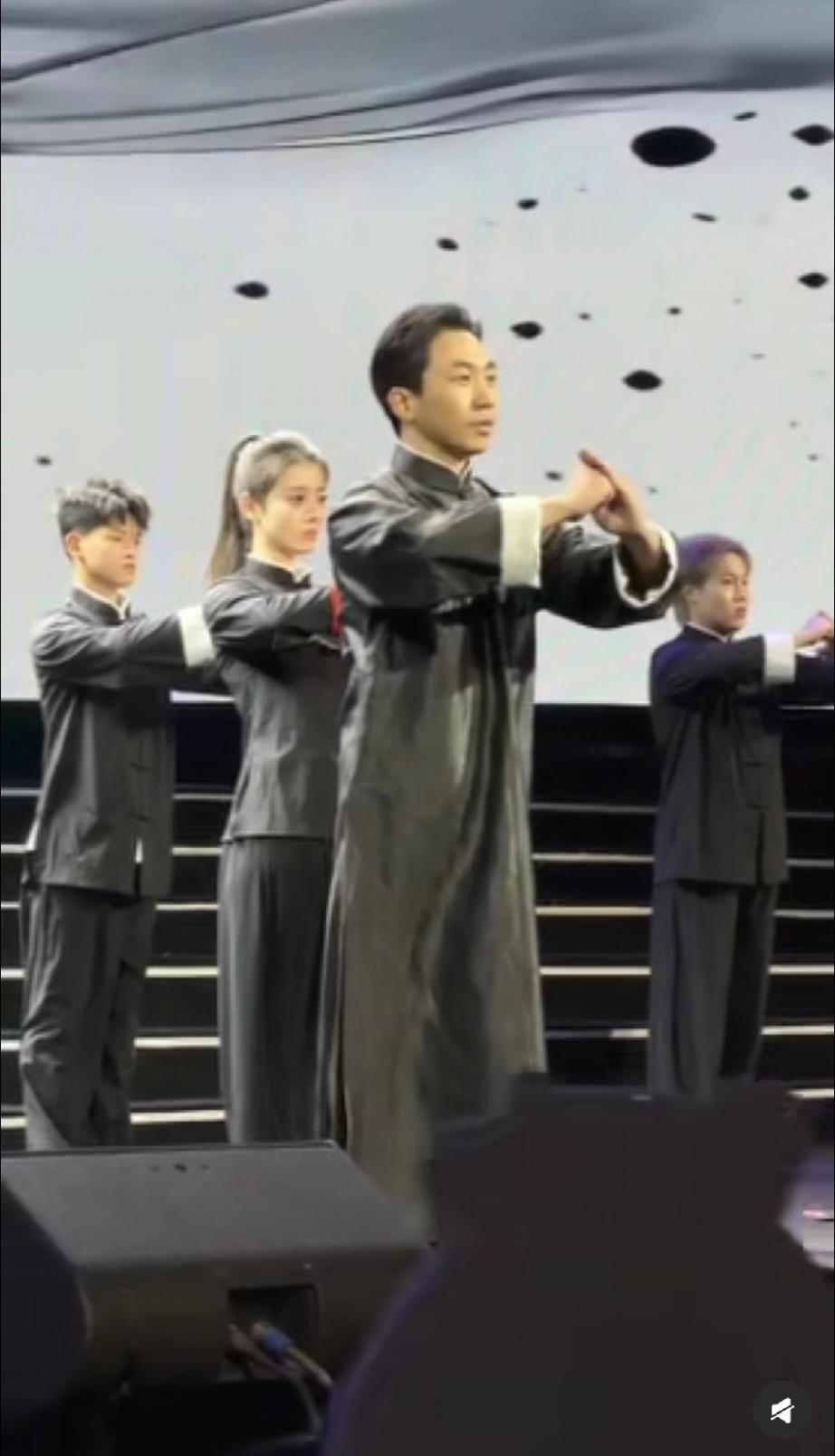 泡泡玛特老板王宁打咏春拳，越来越像马云！2月6日晚上，泡泡玛特的公司年会隆重