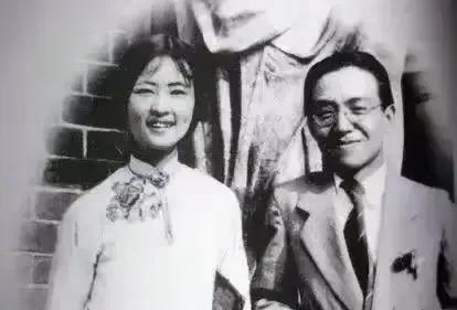 一天深夜，钱钟书又拿着竹竿上屋顶打林徽因家的猫，杨绛大怒：“你到底是讨厌猫，还是