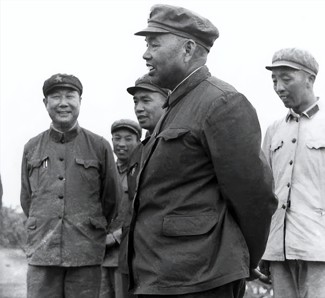 1973年，八大军区司令员对调，许世友要前往广州军区任职。汽车都快开到机场了，许