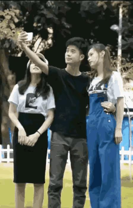 傍晚，一个男人领着妻子和小姨子去逛街，在回家的路上，男人觉得夜晚的风景不错，男人