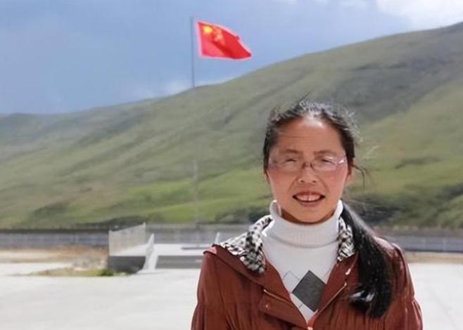 2001年，一老师去康定支教，他在上面喊得嗓子都哑了，孩子们却在下面交头接耳，气