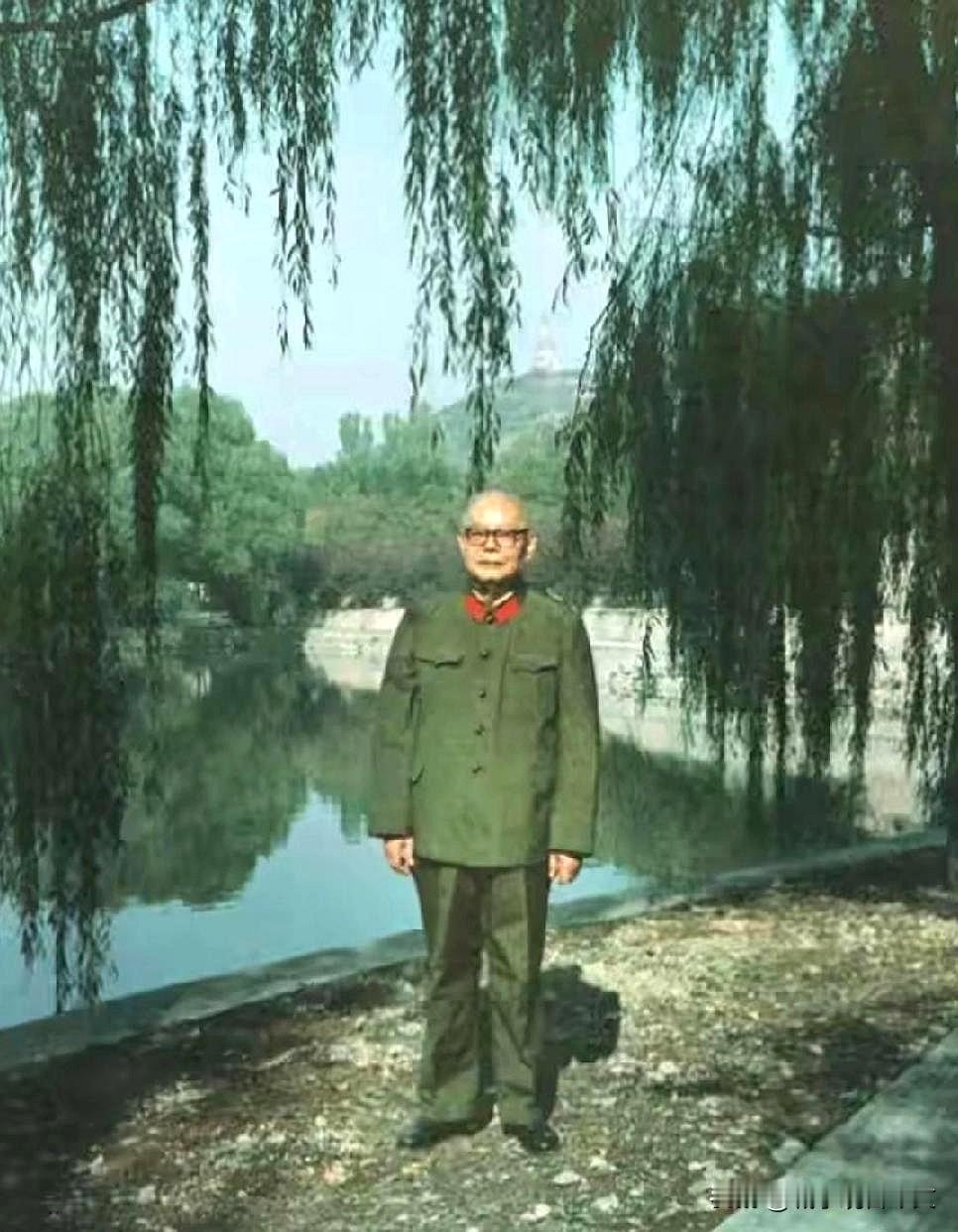 历史时光玉泉湖畔，叶剑英元帅身着戎装巍然挺立。远山含黛，古塔隐现，湖光山色间尽