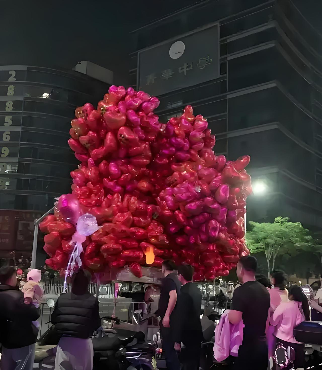 这人倒好，跨年先作妖！跨年夜的深圳街头，一男子酒后脑子一热，拿打火机点了商贩