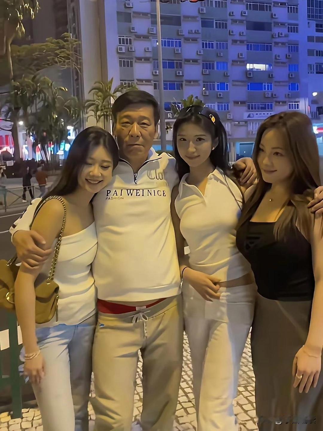大家哥和大哥的女人们，这左拥右抱的女孩究竟是谁，女儿还是女友？