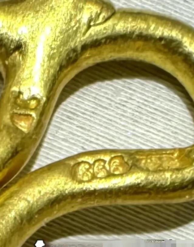 🐰4月，山东淄博，女子花18000多元买了一根金项链，戴了几年款式不喜欢了