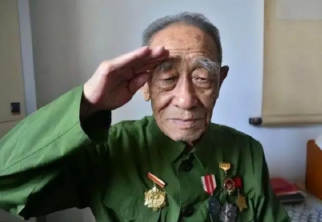 他是强渡大渡河的营长，却被当“汉奸”误会了20年，杨得志登门见其惨状，当场写下一