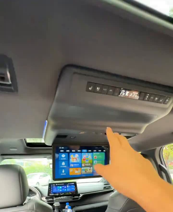 丰田赛纳的顶配跟丐版没区别。我真的想吐槽40万落地的塞纳配的电视就这么点大，