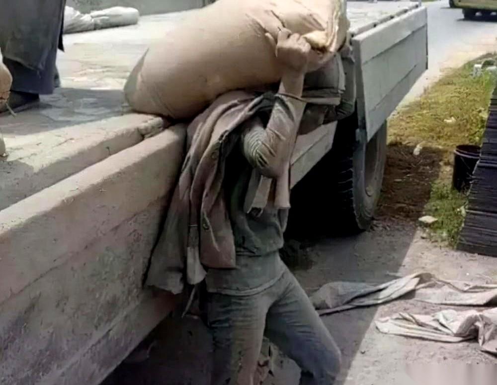 一个姑娘找人扛水泥上六楼，师傅开价一袋六块，她硬是给砍到五块。三十袋，省了三十