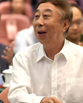 中国文联副主席、曲协主席冯巩，在会上发言时，意外被掌声打断，他连忙起身鞠躬致谢，