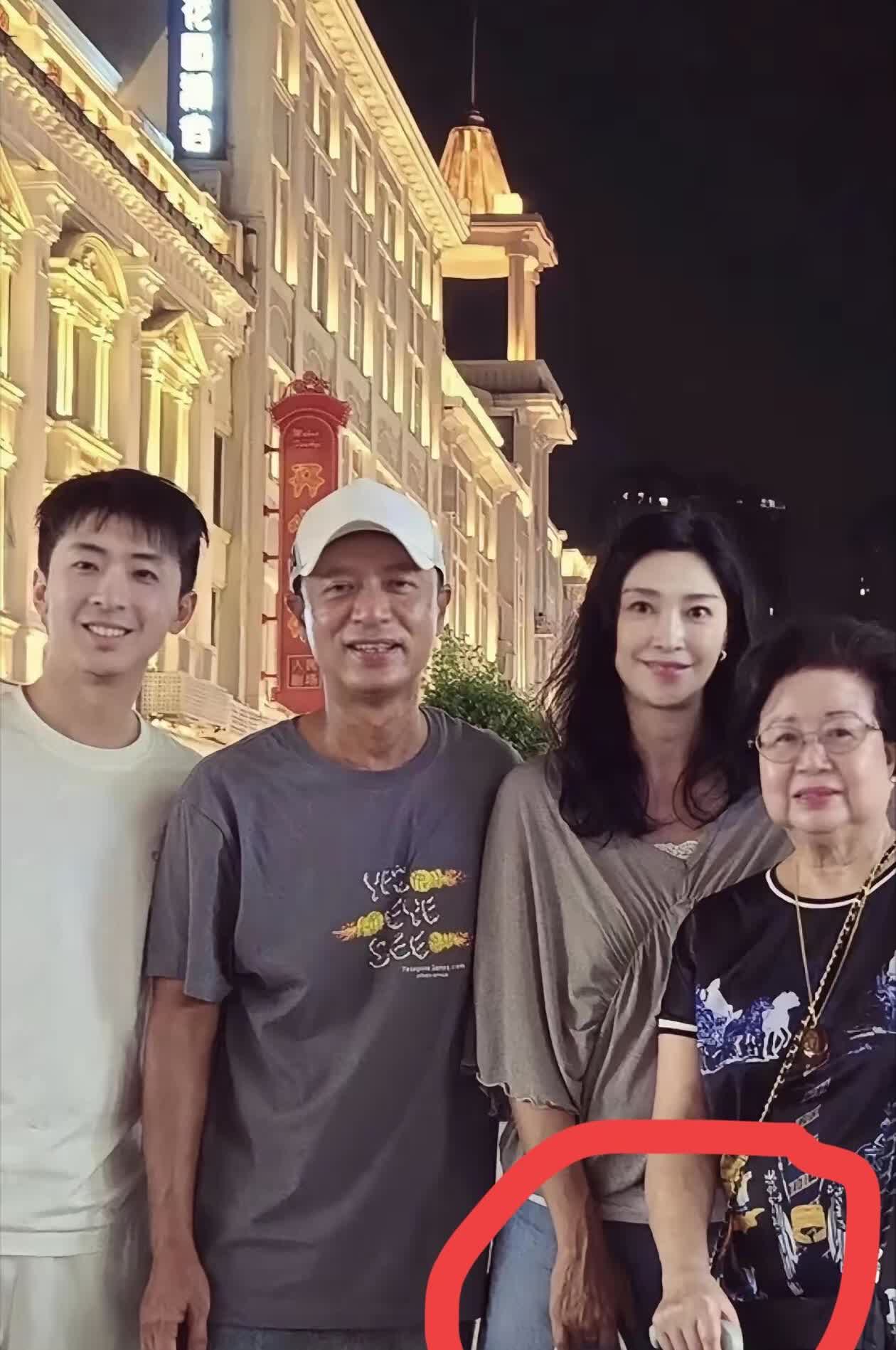 李克勤带全家去厦门玩，照片一出来，好多人盯着他妻子卢淑仪看。51岁的卢淑