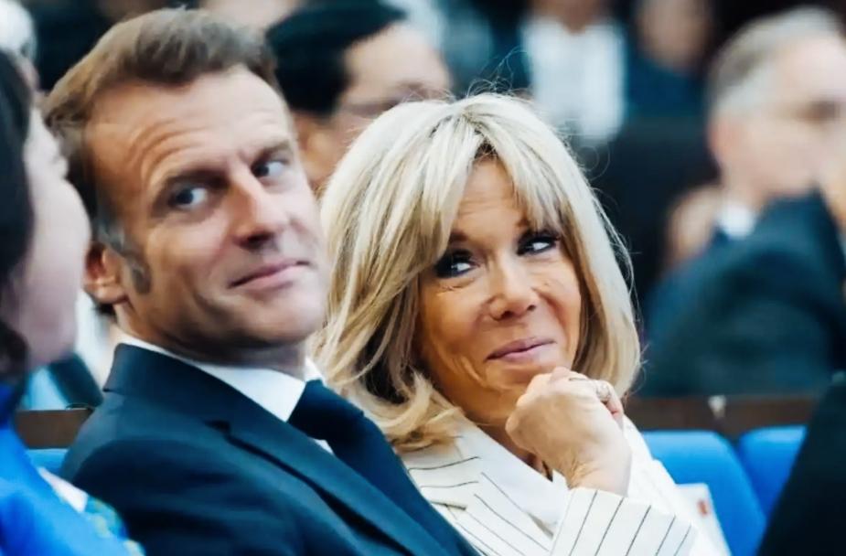 马克龙和妻子布丽吉特两人的眼神神同步啊！马克龙和妻子布丽吉特的表情看起来是不是