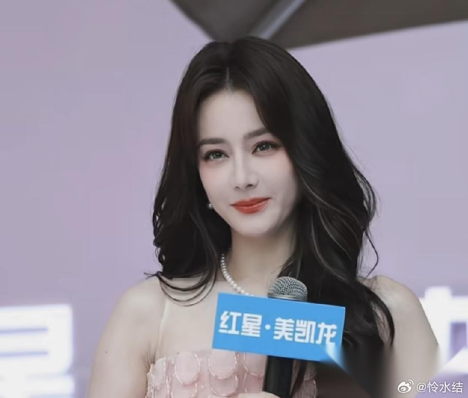 闺蜜前两天去沈阳蹭活动回来偷偷跟我说以后别再说迪丽热巴是浓颜系天花板了，你是