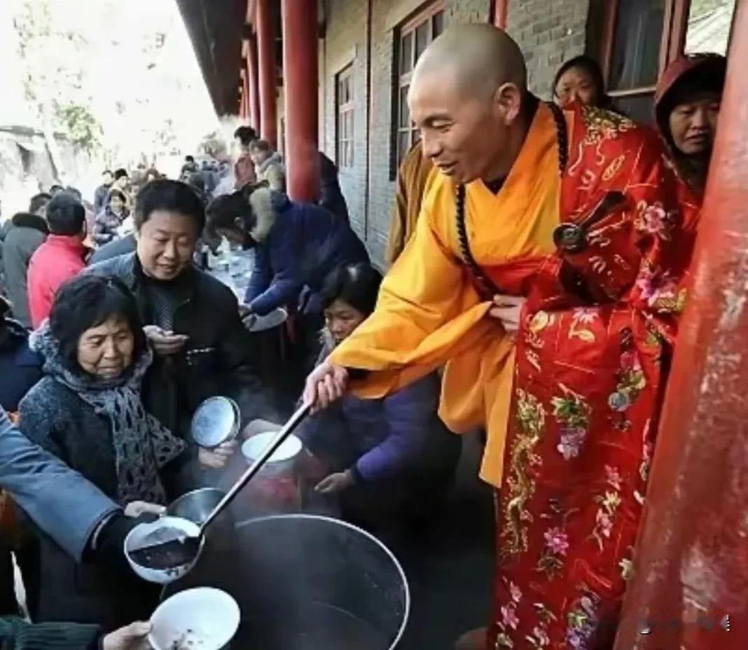 都说相由心生。这是印乐大师在腊八节给信众施粥的画面。画面中印乐大师带着一脸慈