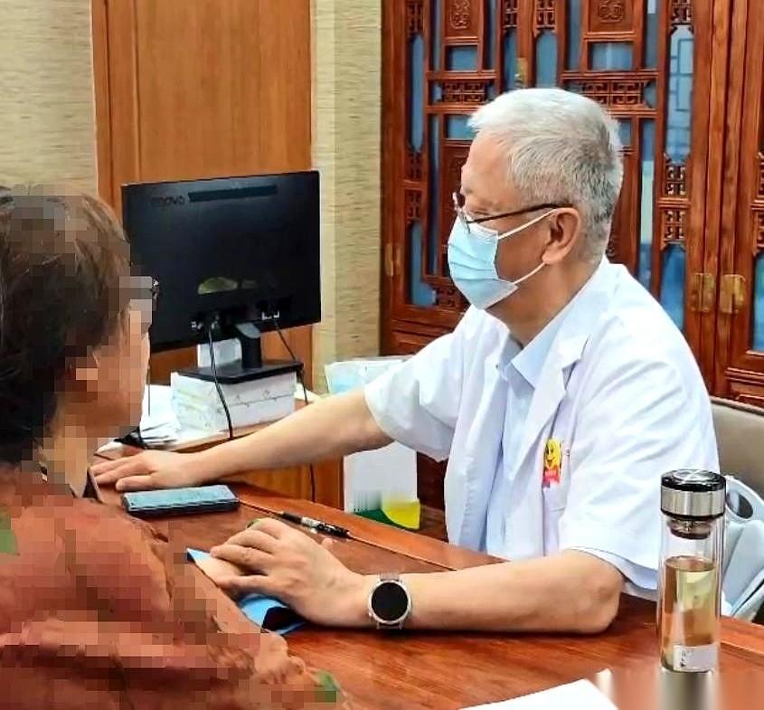 别一天到晚就盯着那个血糖数字了。我跟你说句扎心的大实话：等你哪天做尿常规，发现