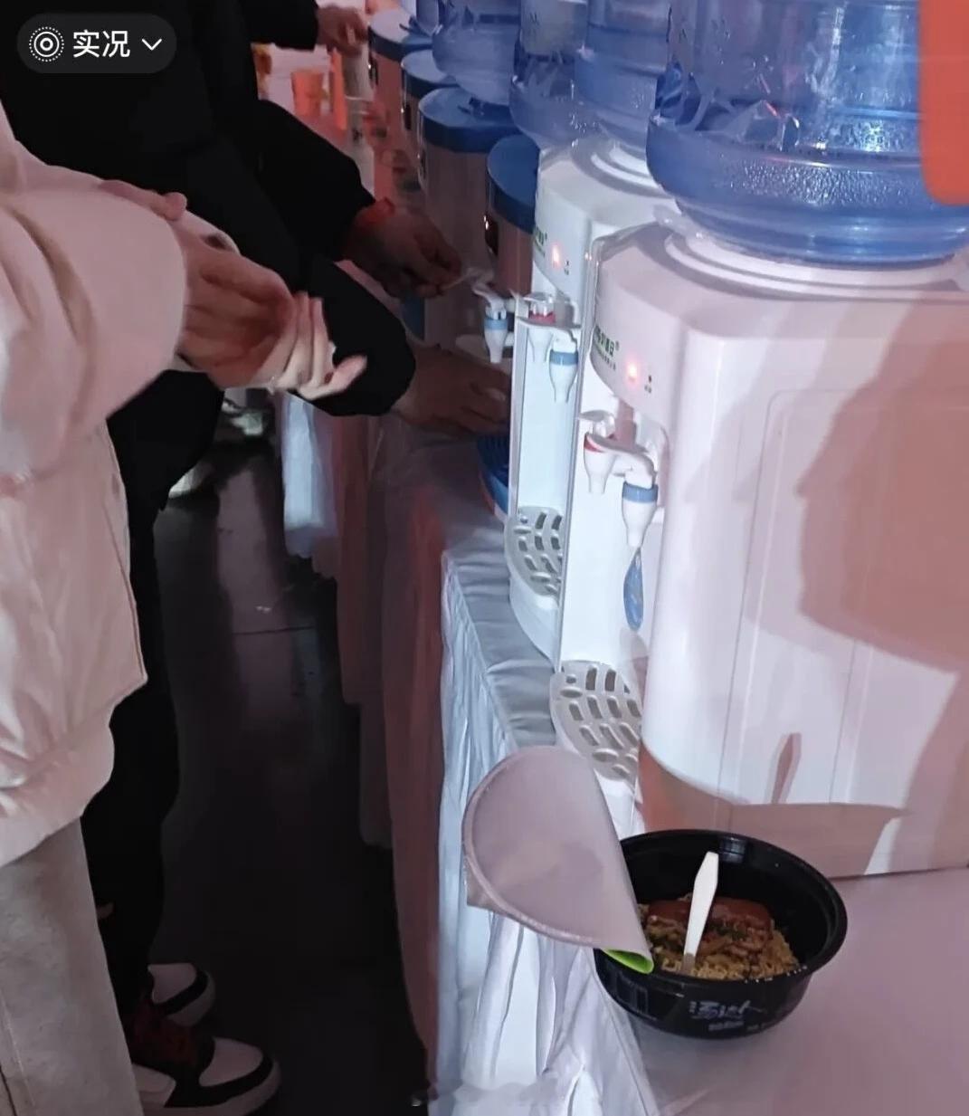 零跑开年会，让员工冒着雨赶到外地，结果会场没空调、没信号、甚至没饭吃，有人现场煮