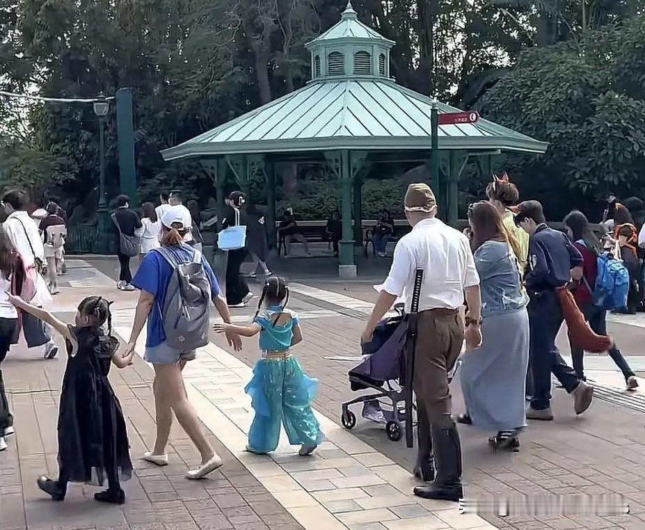 男子身穿日军大佐军服，被举报后保安围上了，香港洪门组织发声！香港迪斯尼，一