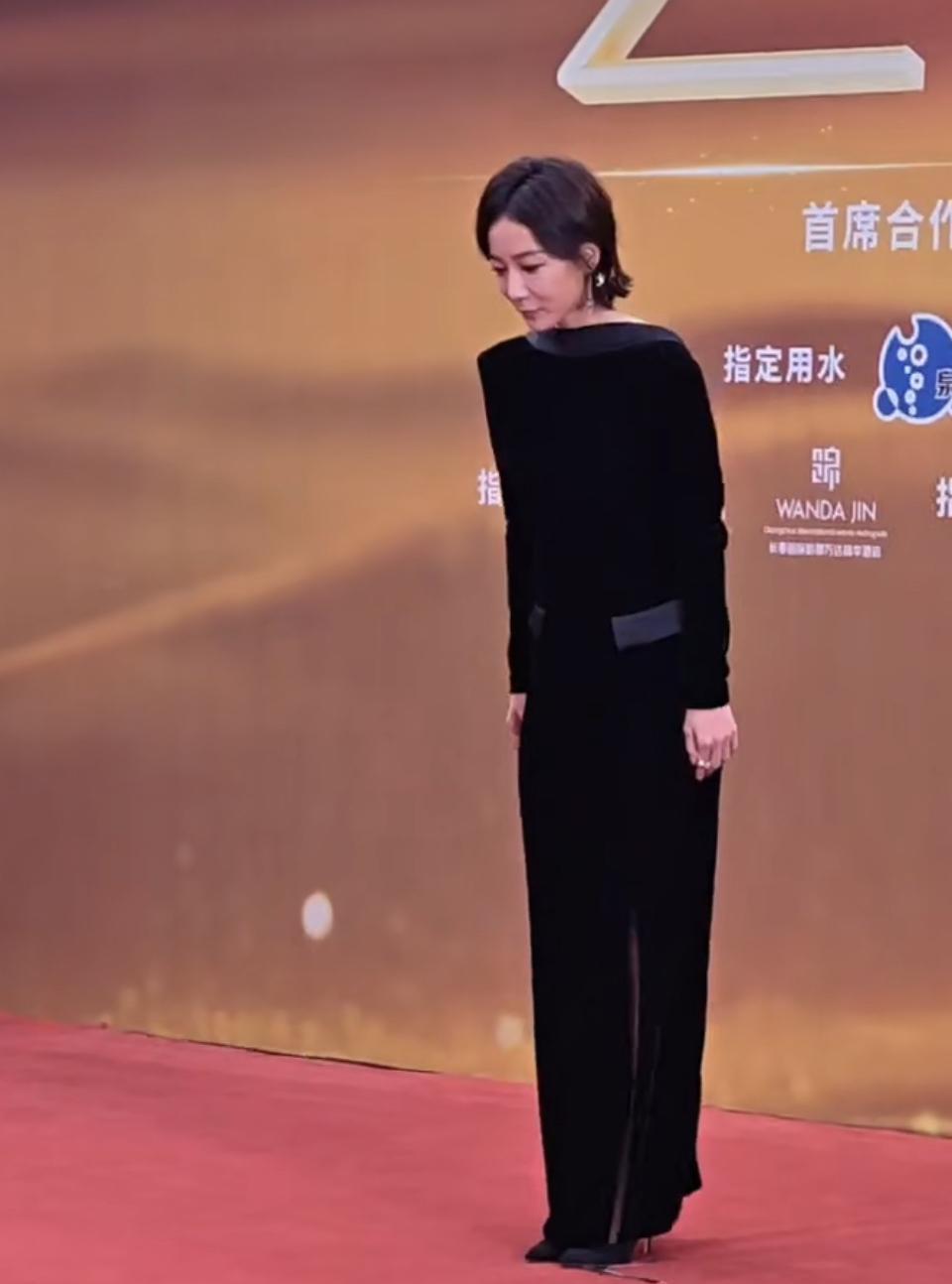 家人们，2025长春电影节闭幕式红毯，王珞丹直接把“惊艳”二字焊在身上了！一袭
