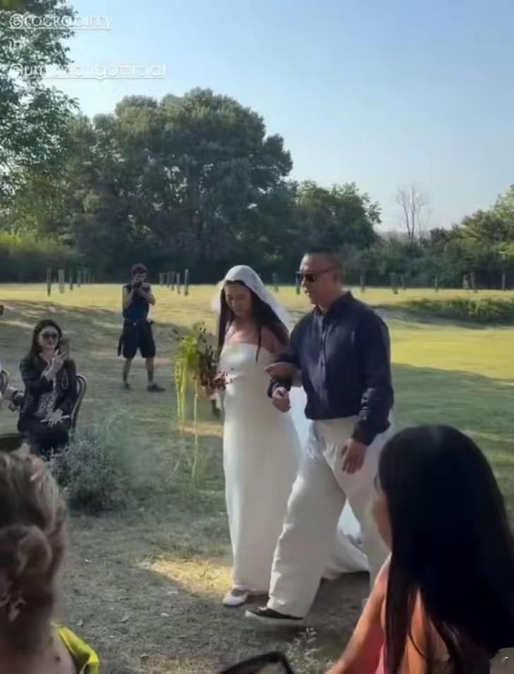 姜文女儿怀孕作为姜文与法国前妻桑德琳所生的独生女，姜一郎自出生起便备受瞩目。姜文