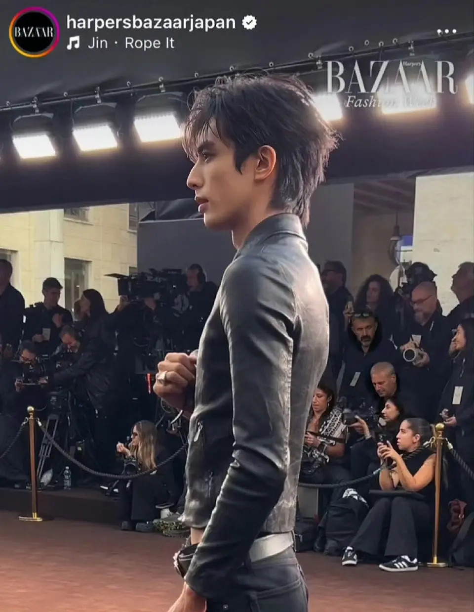 宋威龙这是什么身材，这衣服我记得模特穿也很怪，不知道是个什么设计思路。太瘦了，腰