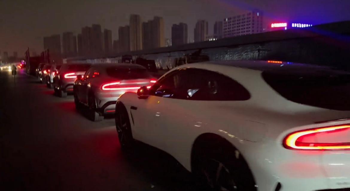 这倒爷也是挺有实力，一下子六台小米YU7发往迪拜