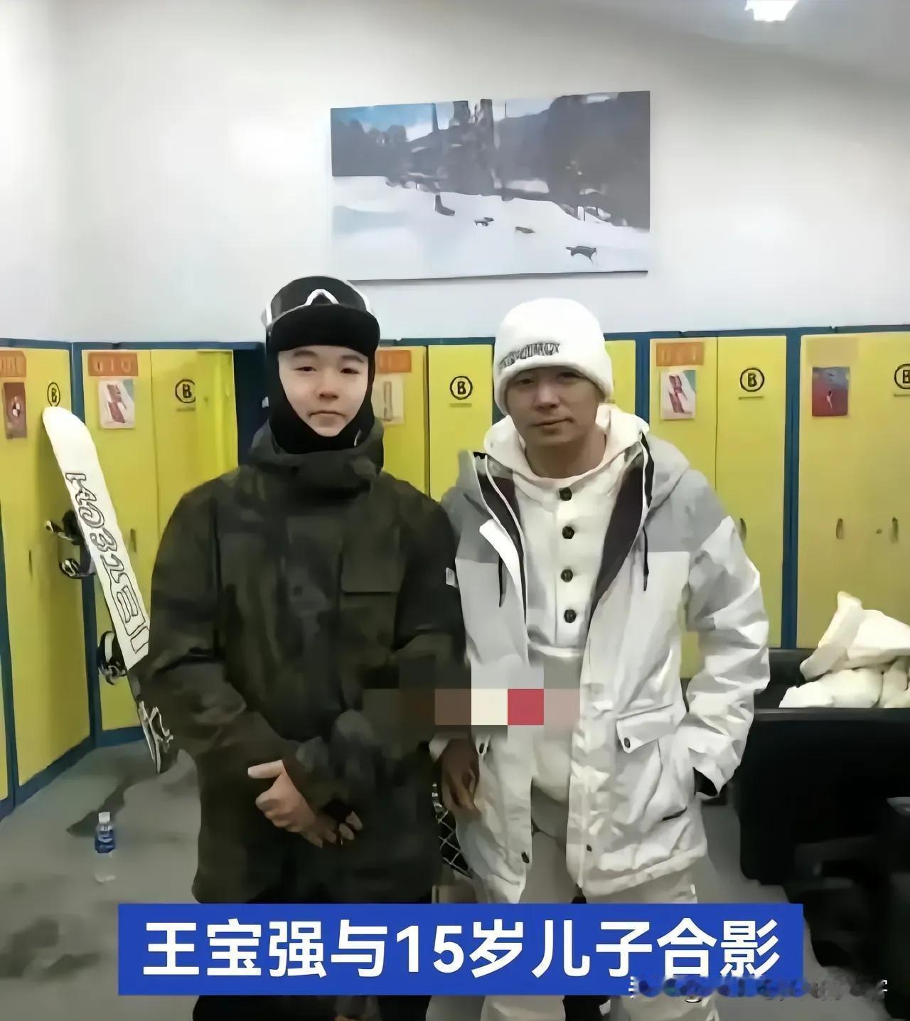 王宝强15岁的儿子，现在越来越像爹。不用做DNA就能猜出这俩是父子。马蓉发儿子的