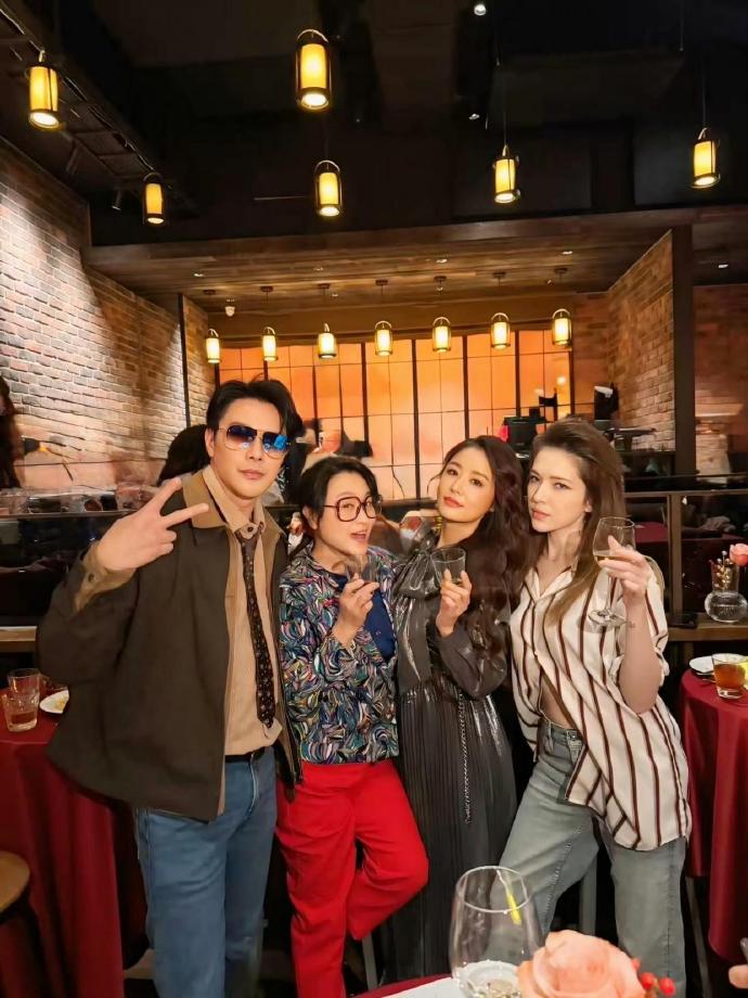 林心如庆50岁生日！霍建华为她登台献唱，众明星闺蜜现身人缘超好