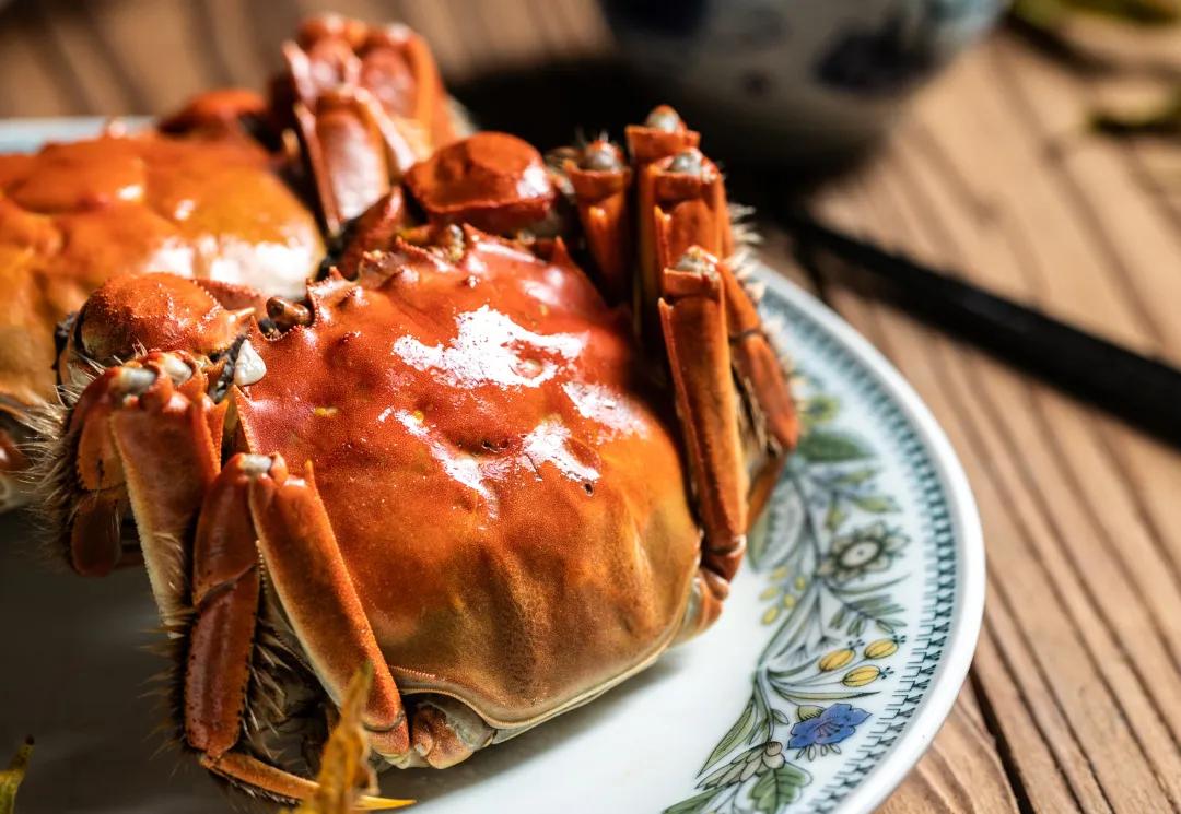 柿子配螃蟹，吃完躺板板。这个流传千年的死亡搭配，到底是老祖宗的智慧，还是一场彻头