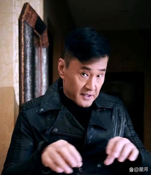 63岁的于荣光，结婚整整35年，几乎没传绯闻，收入交家里，回家也下厨做饭，结果妻