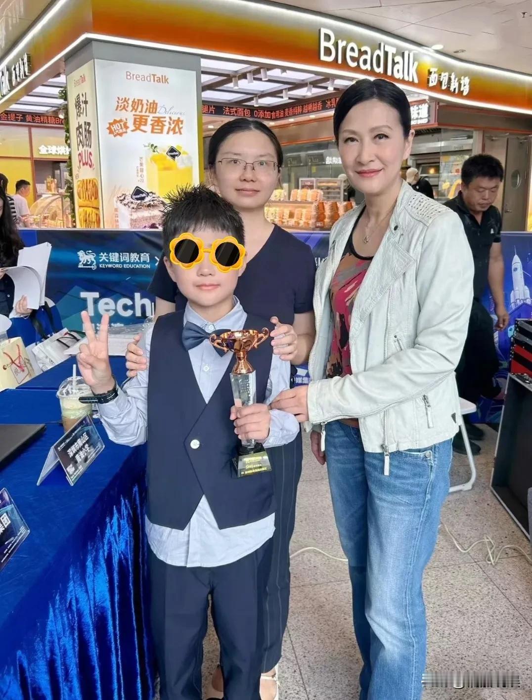 前TVB当家花旦陈慧珊现身深圳，54岁的她，身材高挑清瘦，肤色很白，柳眉长眼，气