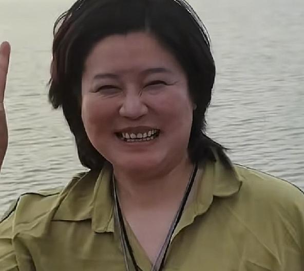 6月28日，于娜现身山东菏泽单县的浮龙湖，她挤眉弄眼眼袋发青还是很胖，完全看不出