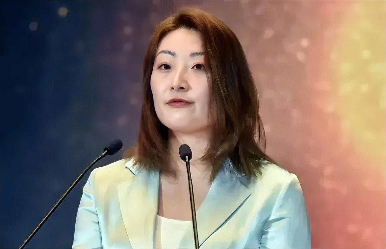 父亲走后458天，她终究没能守住娃哈哈。宗馥莉辞职从公主变创一代。宗馥莉