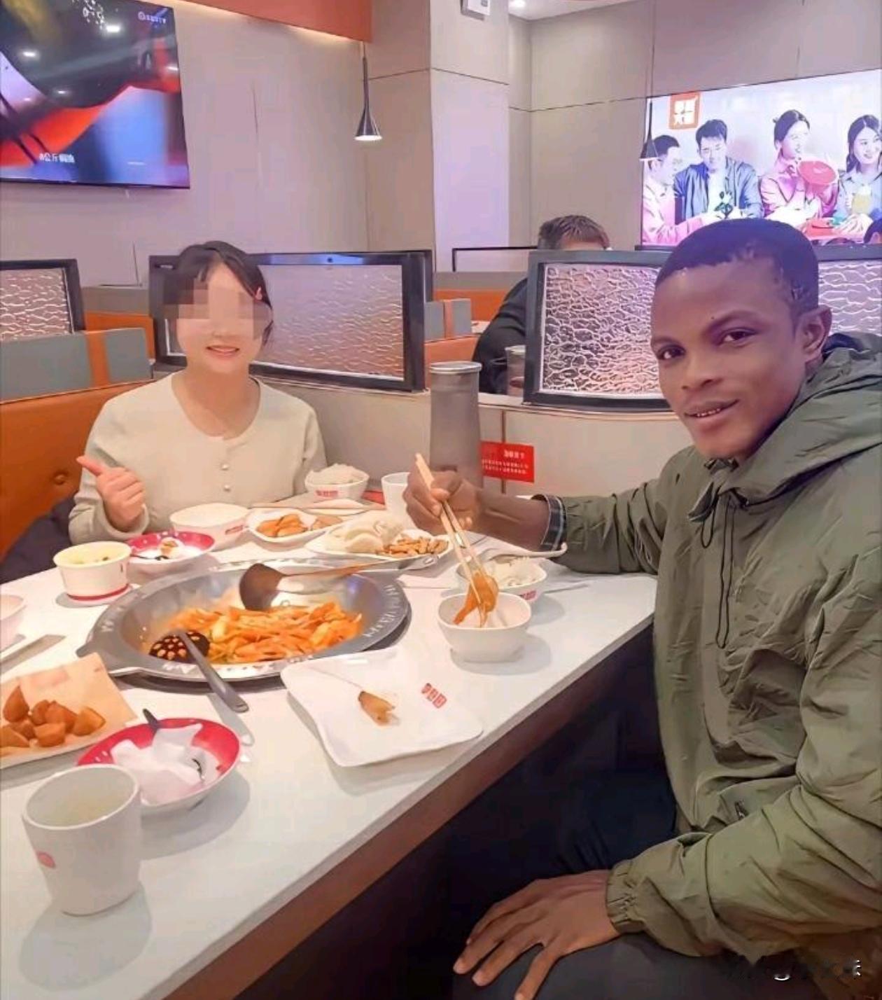 黑人留学生男友为中国女友庆生，结账的时候还要求女生买单，这是什么操作？