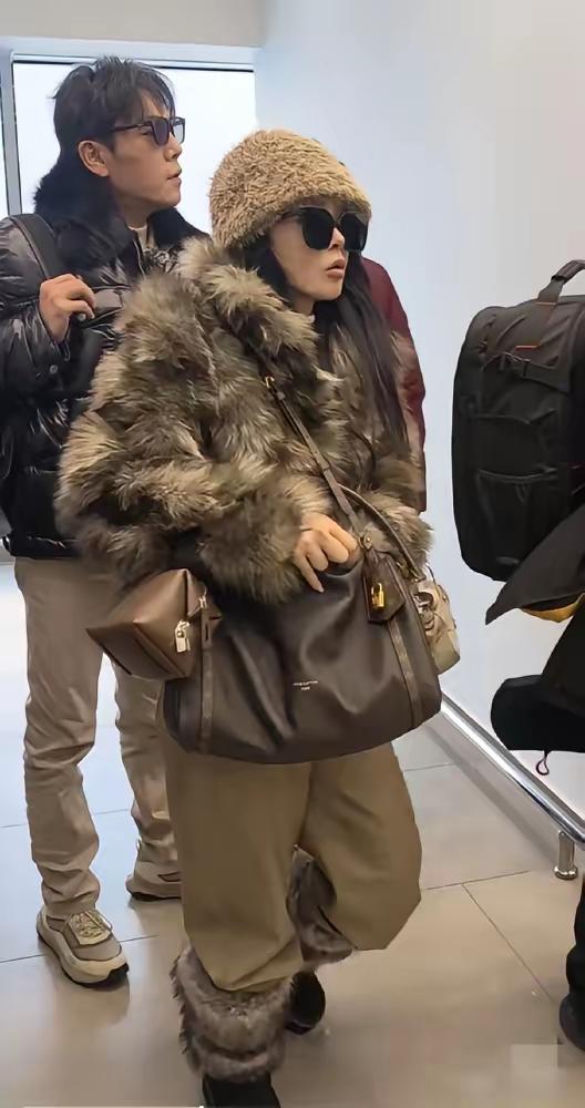 秦昊仅有4万存款时，伊能静身家已过千万。十年后，机场里她衣着华贵，他安静推行李