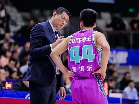 CBA签约消息：据直播吧记者透露，山东男篮已经完成与后卫陈培东为期两年的C类合同