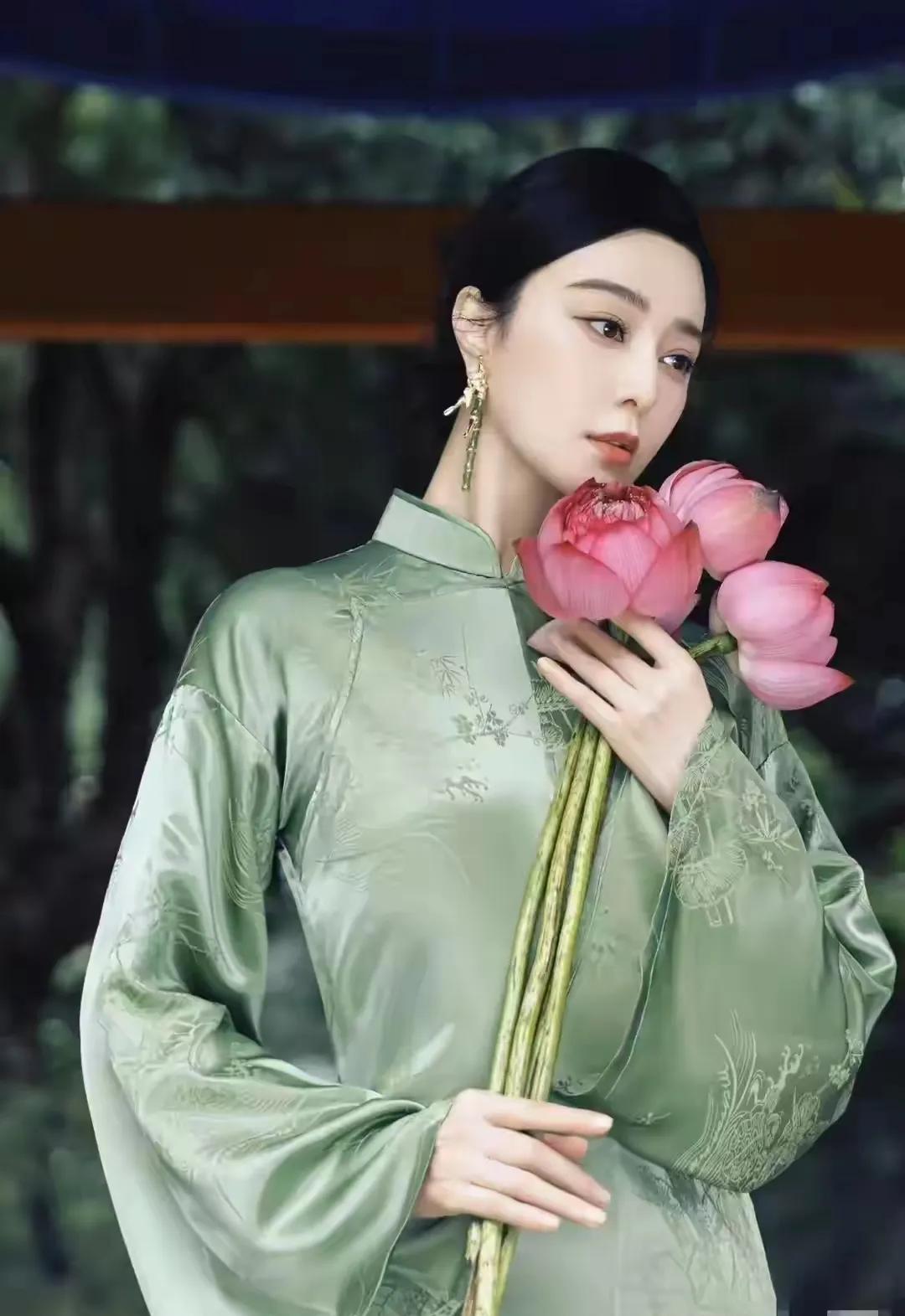 冰姐七夕这组图美疯啦！一身绿色旗袍，把东方韵味拿捏得死死的，手持荷花往那儿一站，