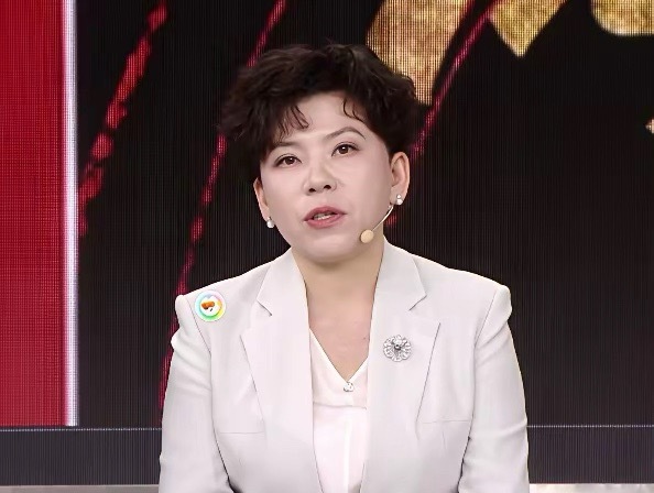 邓亚萍和刘国正点评这次比赛，一下点醒好多人。他俩说了，莎莎和大头单打确实都能稳拿