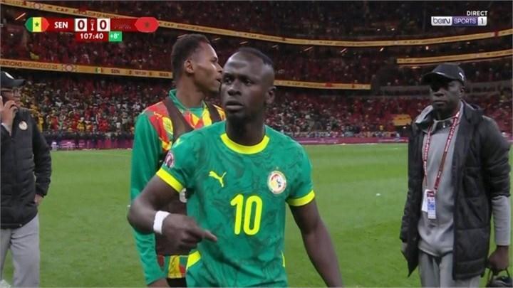 赛后更衣室，马内拦住了所有人：“我们必须回去。”非洲杯决赛补时，戏剧拉满。