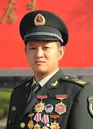 1986年，一个18岁的山东莱西小伙参军入伍，原本是冲着坦克兵去的，结果因为是初